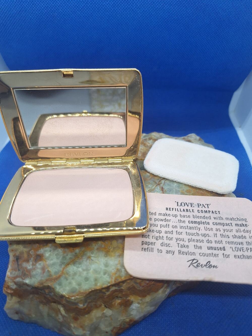 Vintage Revlon Love-Pat Misty Rose Patrician Compact Fine Crosshatch Gold Tone